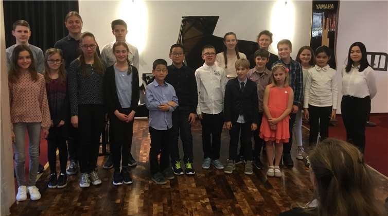 Schüler/-innen aller Altersklassen musizierten beim Klavierkonzert „Schwarz auf weiß“. Foto: KMS
