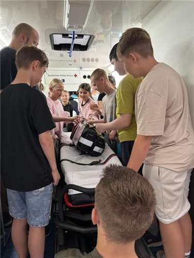 DRK-Rettungswache Koblenz begeistert Schülerinnen und Schüler der 5. Klasse Schüler lernen Rettungswagen und Erste Hilfe kennen