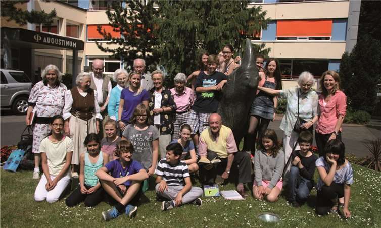 Schüler mit den Senioren vor der Seniorenresidenz, Stiftsleiterin Caroline Hillesheim (hinten, r.), AG-Leiterin Nina Bauer (2. Reihe,5. v. l.)