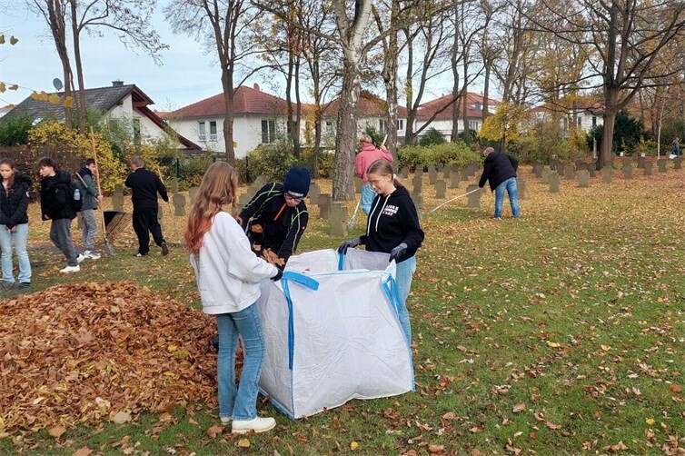Schüler reinigen die Kriegsgräberstätte