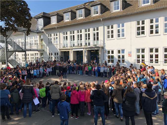 Schüler singen gemeinsam den Mai an.privat