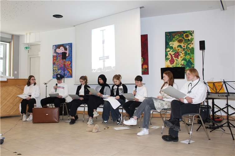 Schüler trugen das Sprechstück „Der Gendarm“ vor. Quellen: Realschule plus und Fachoberschule Untermosel
