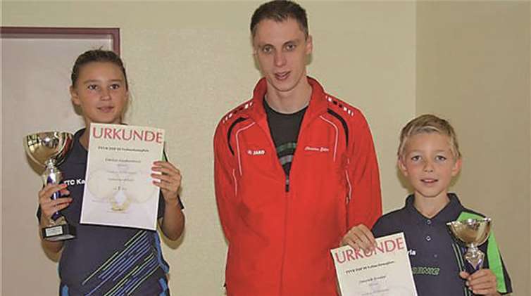 Schüler- und Jugendwart Christian Ehlers freut sich mit Emilia Feodorovici und Janosch Bresler über die hervorragenden Platzierungen. privat