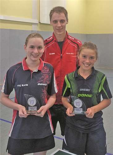 Schüler- und Jugendwart Christian Ehlers freut sich mit den Nachwuchstalenten Mona Scholz (l.) und Emilia Feodorovici über den Gewinn der Leistungspokale. Privat