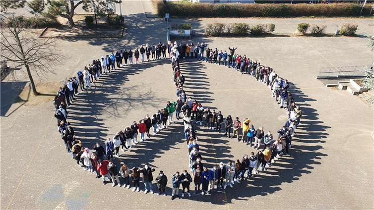 Schüler und Lehrer bildeten das Peace-Zeichen.  Foto: privat