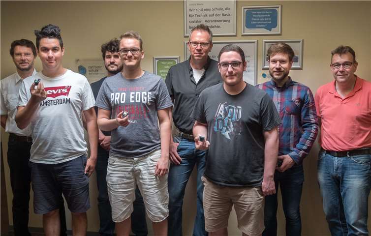 Schüler und Lehrer der Carl-Benz-Schule Koblenz freuen sich über die Ausrichtung des ersten Koblenzer Hackathon. privat