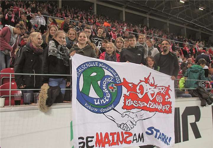 Schüler und Lehrer der Realschule plus an der Untermosel besuchten das Bundesligaspiel zwischen Mainz und Hoffenheim.privat