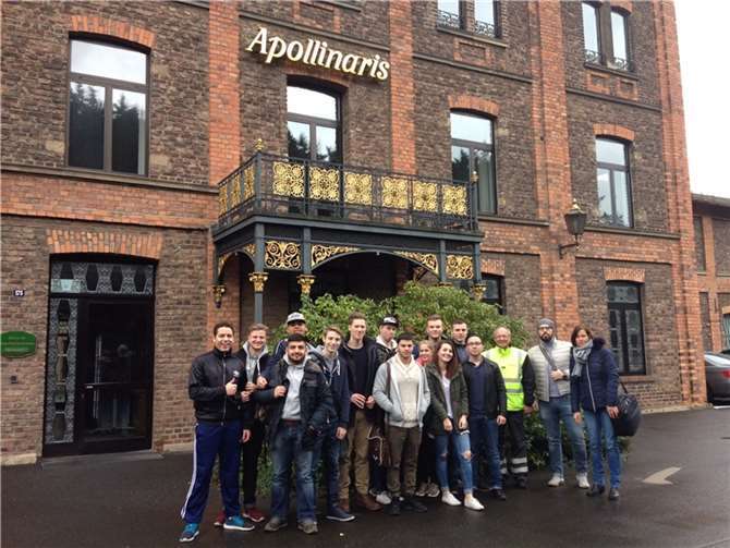 Schüler und Lehrer erfreuten sich an einer professionell durchgeführten Führung durch den Betrieb der Coca-Cola Erfrischungsgetränke GmbH. privat