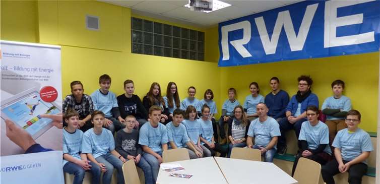 Schüler und Lehrer freuen sich über neue Sitzpodeste in der Schulbücherei der Realschule Plus in Mendig.privat