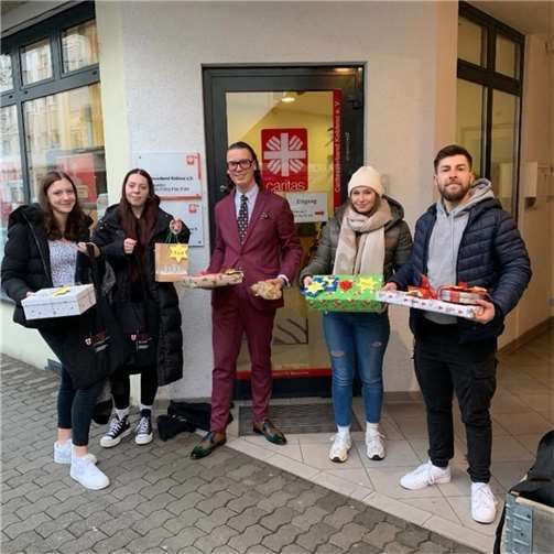 Schüler und Lehrer haben sich wieder an der Wunschbaumaktion des Caritasverbandes Koblenz beteiligt. . Foto: Verena Walmroth