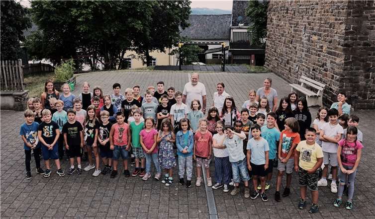 Schüler und Lehrer verabschiedeten sich von dem Rektor.  Foto: Werner Dreschers