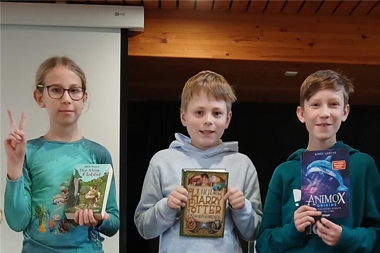 Schüler und Schülerin der 6. Klasse des GiK bereiteten sich im Zuge ihres Deutschunterrichts auf den Vorlesewettbewerb vor. Foto: Gymnasium im Kannenbäckerland