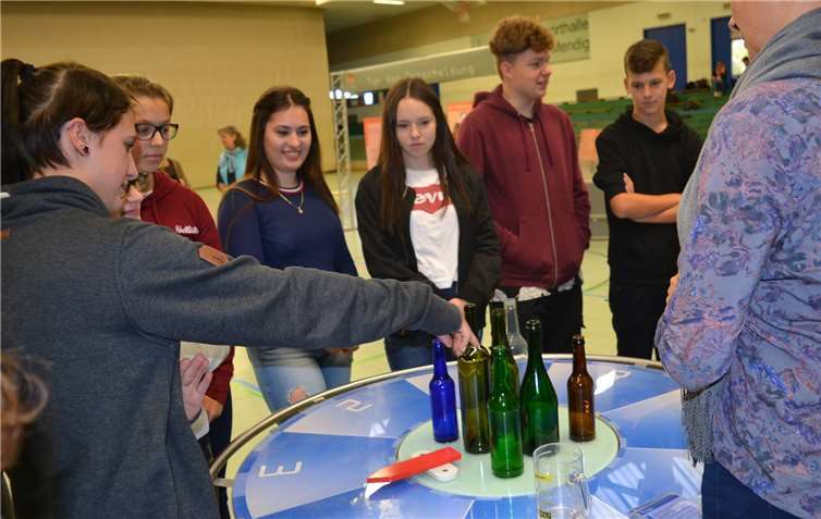 Schüler und Schülerinnen beschäftigten sich in sieben Stationen mit dem legalen Drogen-Konsum. privat