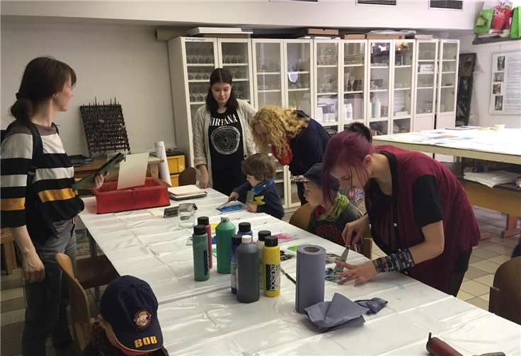 Schüler und Schülerinnen der Glasfachschule Rheinbach zeigten den Kindern, wie mithilfe von Glasplatten Farbdrücke entstehen.