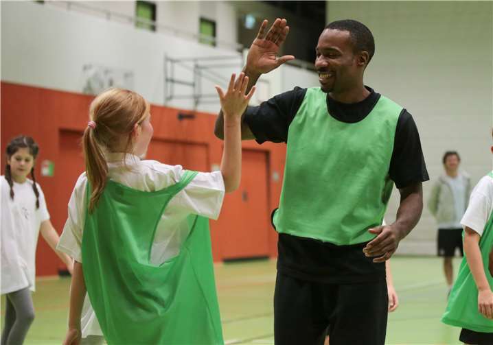 Schüler und Schülerinnen der Klasse 5c trainierten mit Baskets-Profis.