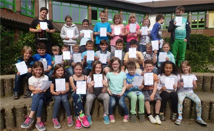 Schüler und Schülerinnen der Klassen drei und vier, die am Känguru-Wettbewerb teilgenommen haben.  privat