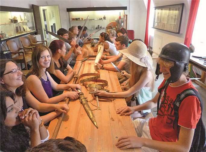 Schüler und Schülerinnen des Andernacher Bertha-von-Suttner-Gymnasiums bei einem Römer-Workshop im Eifelmuseum Mayen. Stadt Mayen