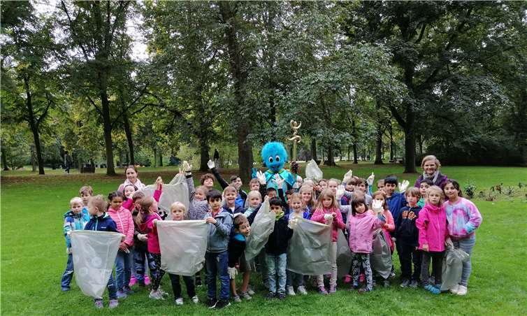 Schüler und Schülerinnen mit Ahrvin bei der gemeinsamen Müllsammelaktion.Fotos: privat
