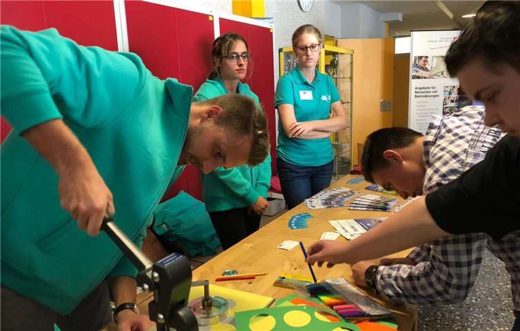 Schüler und ehemalige Schüler der Schule am Bienhorntal tauschen sich mithilfe ihrer Betreuer über den Berufsalltag aus.  M. Justrie