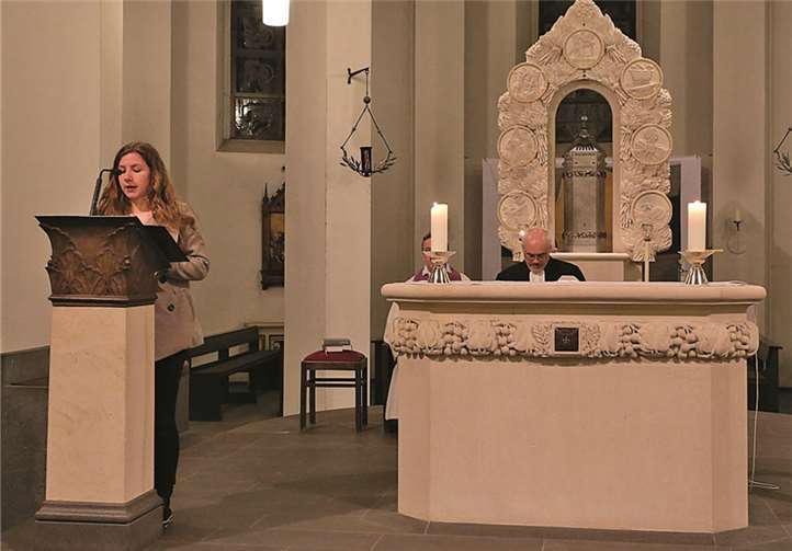 Schüler verlasen die Namen der Bombenopfer.StF