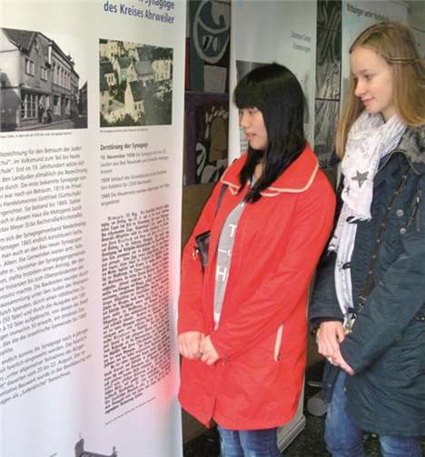Schüler vor den ausgestellten noch zu verlegenden Stolpersteinen, die an jüdische Familien im Raum Remagen/Bad Bodendorf erinnern.privat