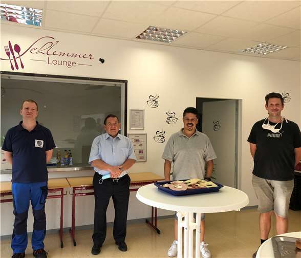 Schüler wie Lehrer sind stolz und froh über die neuen Möglichkeiten. Fotos: privat