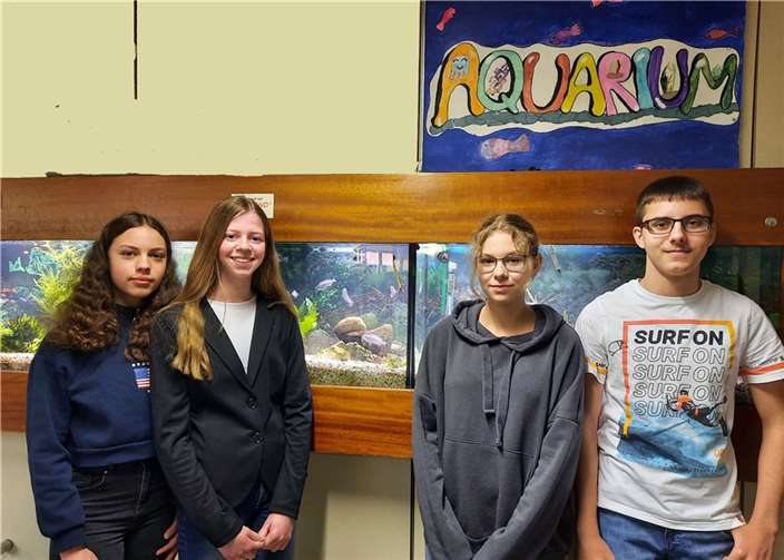 SchülerInnen der Aquaristik-AG vor ihren Aquarien (von links): Charlotte Aepfelbach, Jolina Knod, Mareike Justen, George Chiscop. Foto: Kurfürst-Salentin-Gymnasium