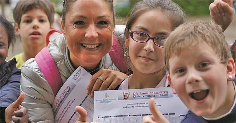 SchülerInnen der Grundschule St. Castor erhalten von Bündniskoordinatorin Minka Bojara und dem Sprecher der AG PR und Event Manfred Meder die Betreuungsplaner. privat