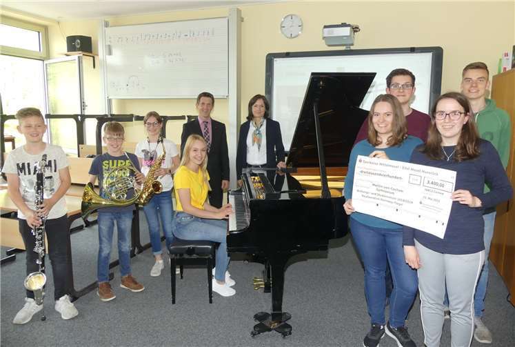 Schüler/Innen der Musikklasse (Bläser) nahmen im Beisein von Schulleiterin Koch mit Freude den Spendenscheck von Sparkassen-Regionalleiter Frank Michels entgegen.Foto: TE
