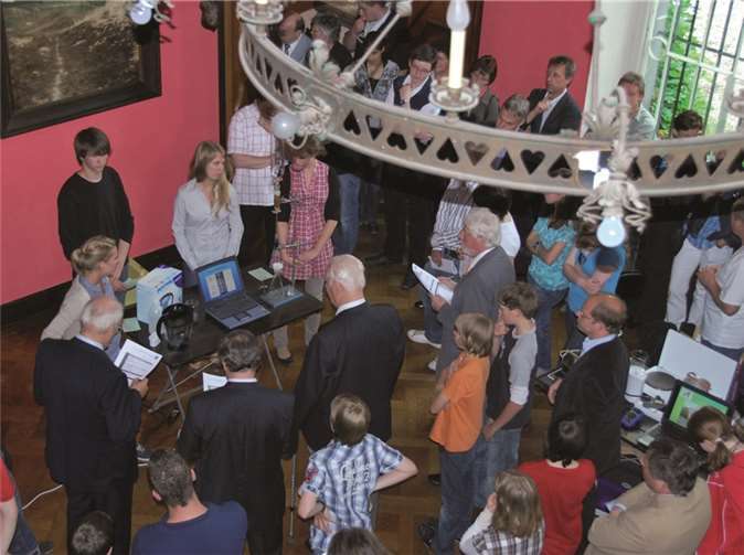 Schülergruppen aus den Landkreisen Ahrweiler, Neuwied, Mayen-Koblenz und Euskirchen präsentieren ihre technischen Projekte einer Fachjury. privat