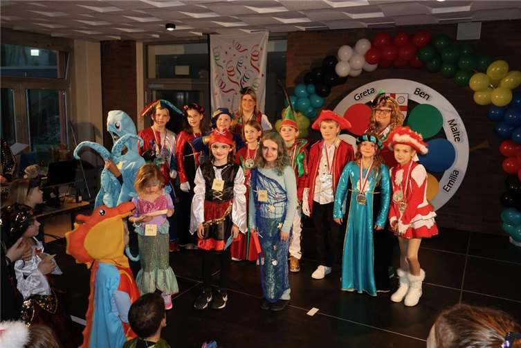 Schülerhofstaat mit den Gewinnern des Preismaskenballs.  Foto: Damian Manka