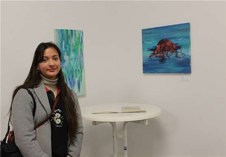 Schülerin Aliya Vent (16) stellt ihre Werke im Rahmen der Troisdorfer Jugendkunstausstellung vor. Foto: Dr. Alexander Schneider