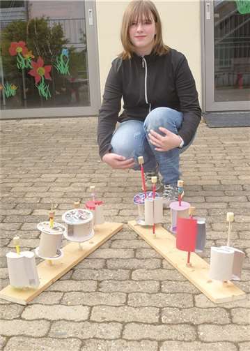 Schülerin Lisa mit Windradmodellen der TuN-Gruppe der Realschule plus Mülheim-Kärlich. privat