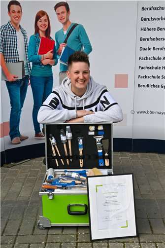 Schülerin Sarina Nink mit ihrer Urkunde und dem mit hochwertigem Werkzeug gefüllten grünen Koffer. Foto: Peter Seydel