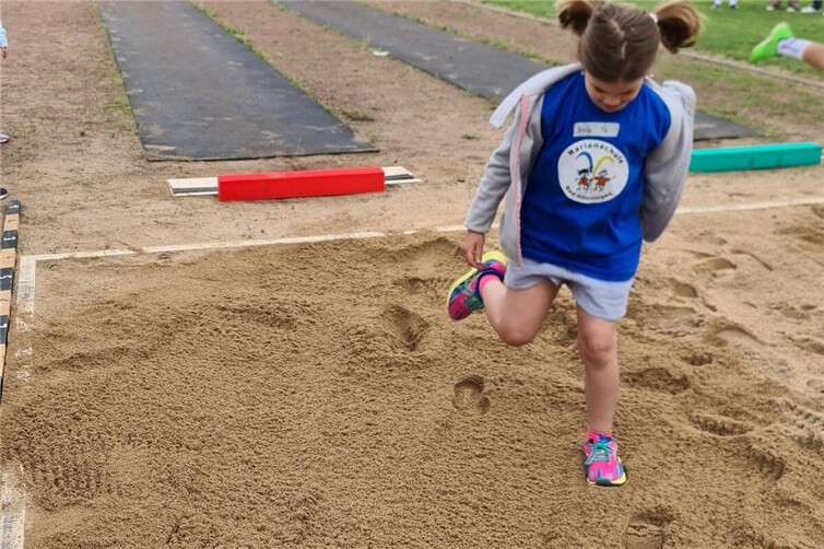 Schülerin der Marienschule beim Sprung in die Sprunggrube
