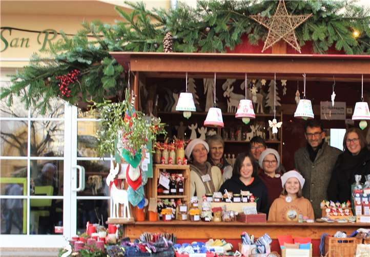 Schülerinnen, Schüler, Eltern und Lehrer des PJG freuen sich mit Schulleiter Lutz Hasbach über die Eröffnung des Ahrweiler Weihnachtsmarktes 2019.Foto: Peter-Joerres-Gymnasium Ahrweiler