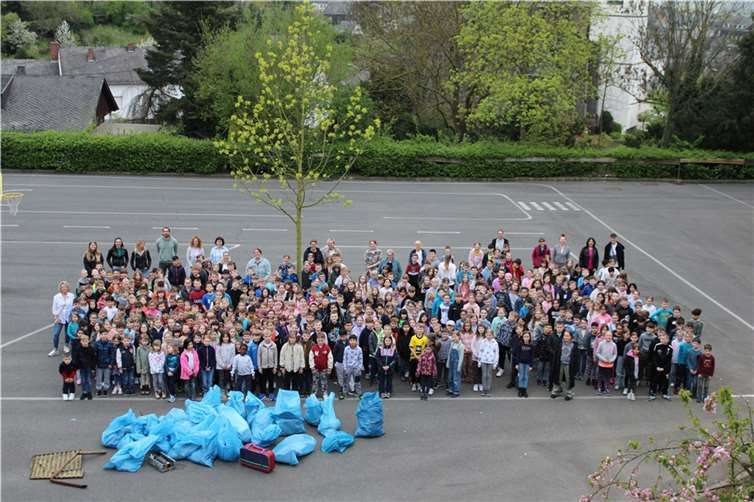 Schülerinnen Schüler aller 19 Klassen und die Lehrkräfte der Grundschule Pfarrer-Bechtel räumten in Mendig auf.  Foto: privat