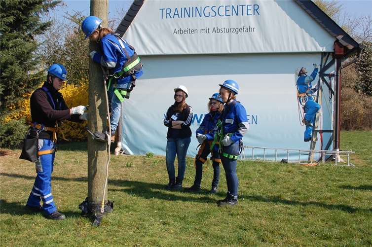 Schülerinnen aus Andernach, Mülheim-Kärlich und Polch informierten sich bei Westnetz über den Beruf der „Elektronikerin für Betriebstechnik“. Fotos: Westnetz GmbH