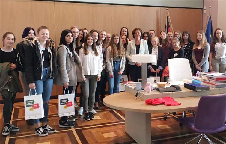 Schülerinnen aus ganz Rheinland-Pfalz nahmen auch in diesem Jahr wieder am Girls‘ Day in der SPD-Fraktion teil und trafen dabei auf Ministerpräsidentin Malu Dreyer.privat