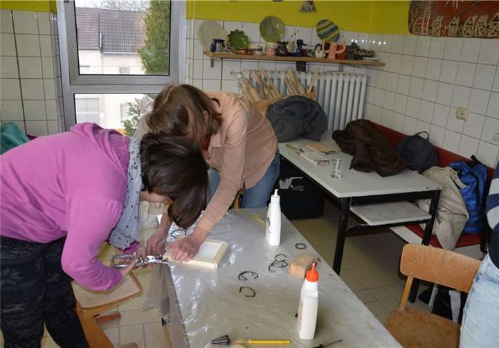 In Handwerks-Techniken hineingeschnuppert Schülerinnen beim Anfertigen von Bilderrahmen.