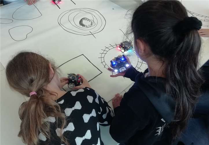 Schülerinnen beim Testen der Programme.