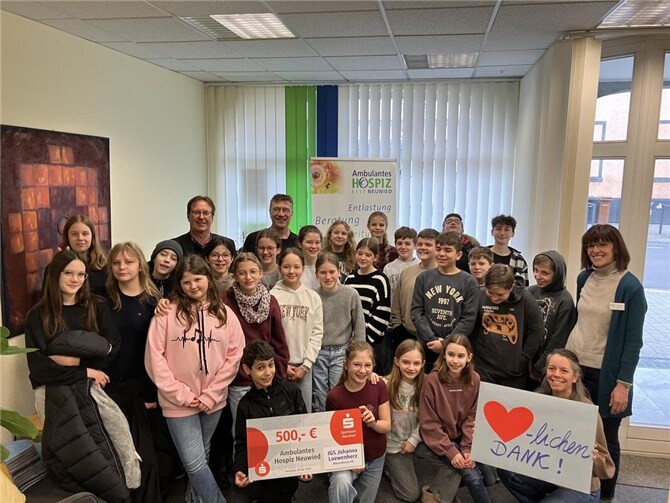 Schüler*innen der Bläserklasse 6b der IGS sowie rechts im Bild (stehend) Anita Ludwig, Leiterin des Ambulanten Hospiz Neuwied und davor (in der Hocke) Irena Dreier, Hospizfachkraft im Ambulanten Hospiz sowie (in der hinteren Reihe stehend) links: Herr Geyermann Schulleiter der IGS und rechts: Herr Seibeld, Lehrer.  Foto: privat