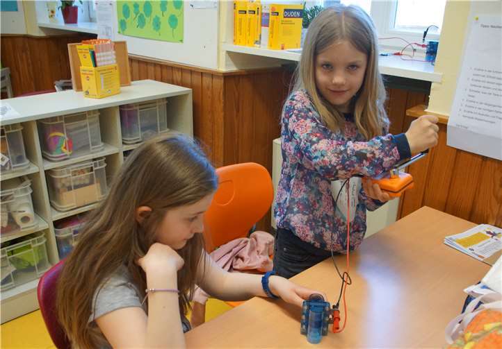 Schülerinnen der Grundschule Wehr sind begeistert von den Experimenten im Energieunterricht.Foto: privat