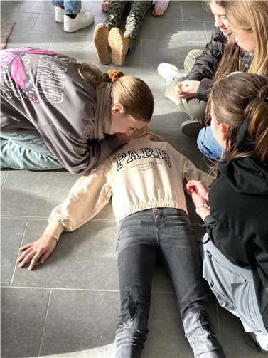 Schüler:innen der Jahrgangsstufe 7 können Erste Hilfe und Reanimation mit AED-Geräten üben.  Foto: Sylvia Langen