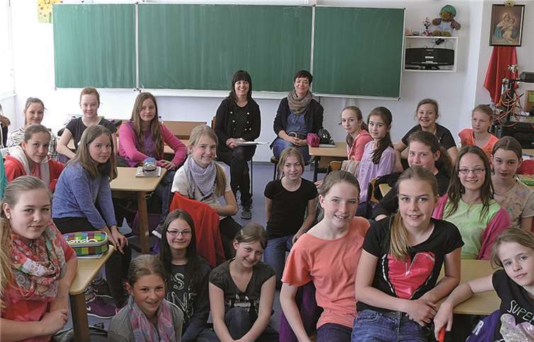 Schülerinnen der Klasse 6d mit Frau Mascarenhas und Frau Riecke.privat