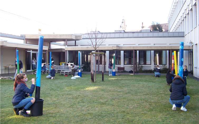 Schülerinnen der Klasse 7a bemalen die Kunstleitpfosten. Fotos: privat
