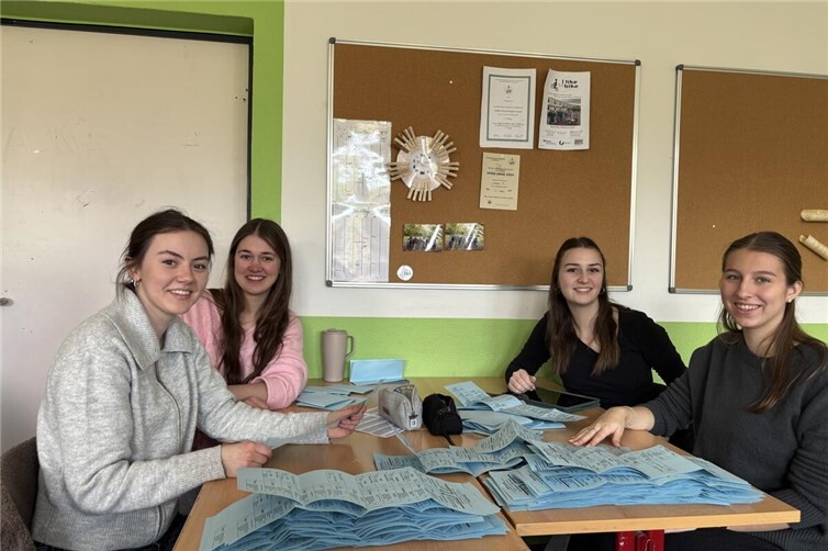 Schülerinnen der Oberstufe bei der Auswertung der Wahlzettel