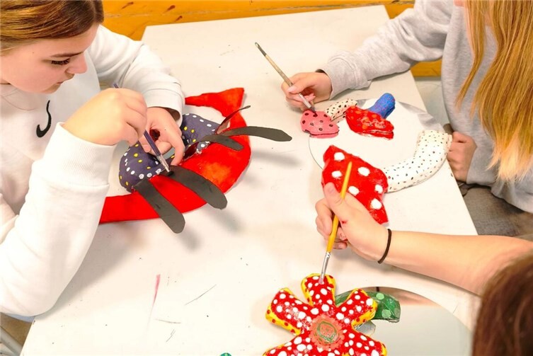 Schülerinnen der Realschule + Niederbieber bei ihrer Arbeit nach Yayoi Kusama