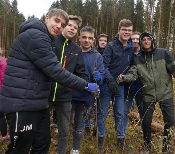 Schüler/innen der Realschule Plus Kaisersesch pflanzten im Kaisersescher Stadtwald viele neue Bäume.