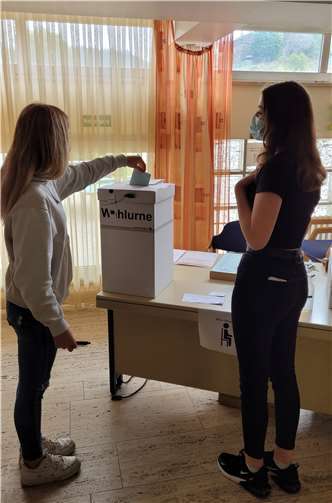 Schülerinnen der Realschule plus Cochem schreiten begeistert zur Wahl.Foto: privat